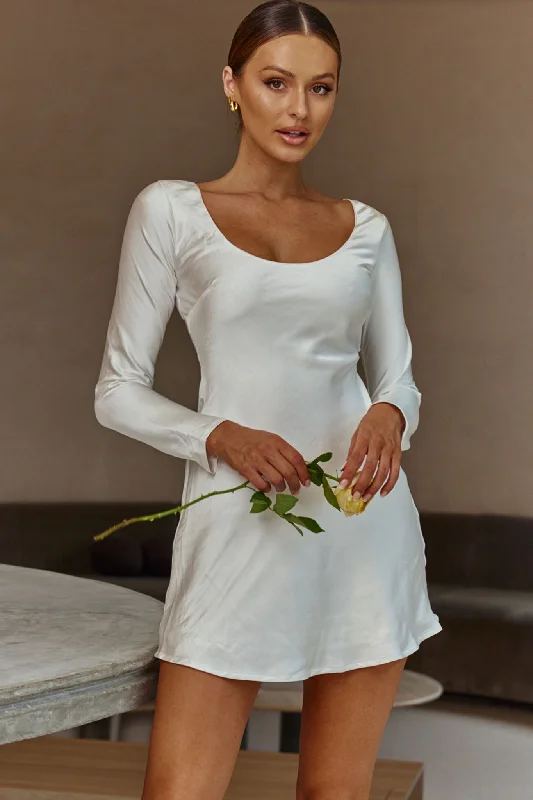 "Bohemian - style women's dresses for music festivals"Mixed Emotions Long Sleeve Round Neck Keyhole Back Mini Dress White "Bohemian - style women's dresses for music festivals"Mixed Emotions Long Sleeve Round Neck Keyhole Back Mini Dress White