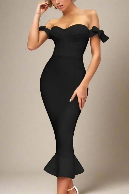 Vintage - inspired 50s midi dress with a classic silhouetteHunter Bandage Midi Dress - Classic Black