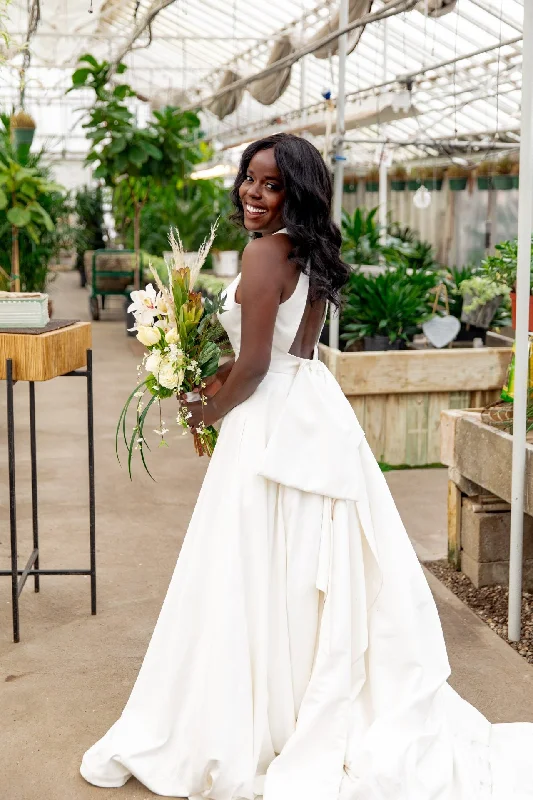 French - style wedding dress with lace details7341