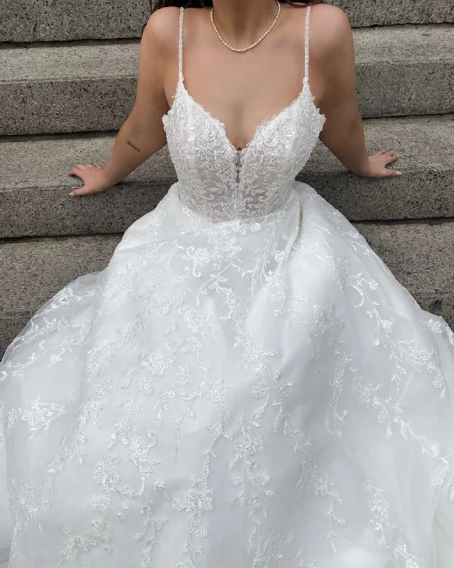 Maternity - friendly wedding dress for expecting brides7398