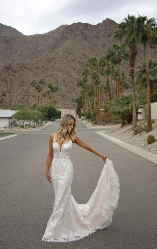 French - style wedding dress with lace details7469