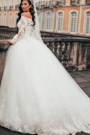 Quilted - fabric wedding dress for a unique textureBall Gown Long Sleeved Tulle Off-the-shoulder Wedding Dress with Appliques Quilted - fabric wedding dress for a unique textureBall Gown Long Sleeved Tulle Off-the-shoulder Wedding Dress with Appliques