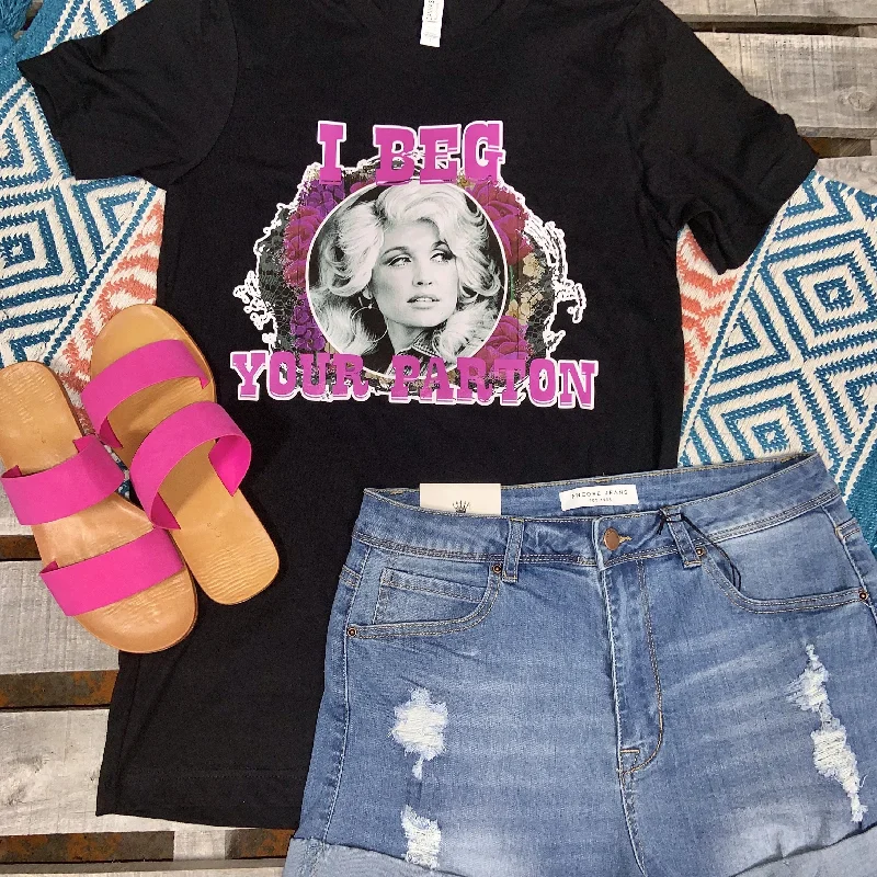 Women's T - shirt with a high - low hem and side slitsBeg Your Parton Tee In Black