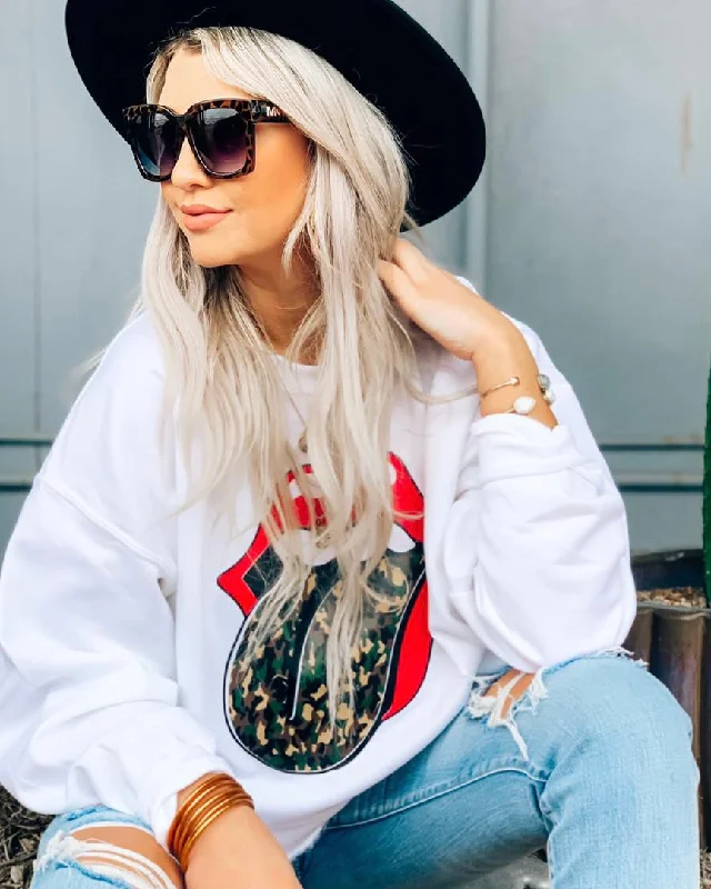 Fuzzy women's T - shirt with a fur - like textureCamo Tour Babe Pullover