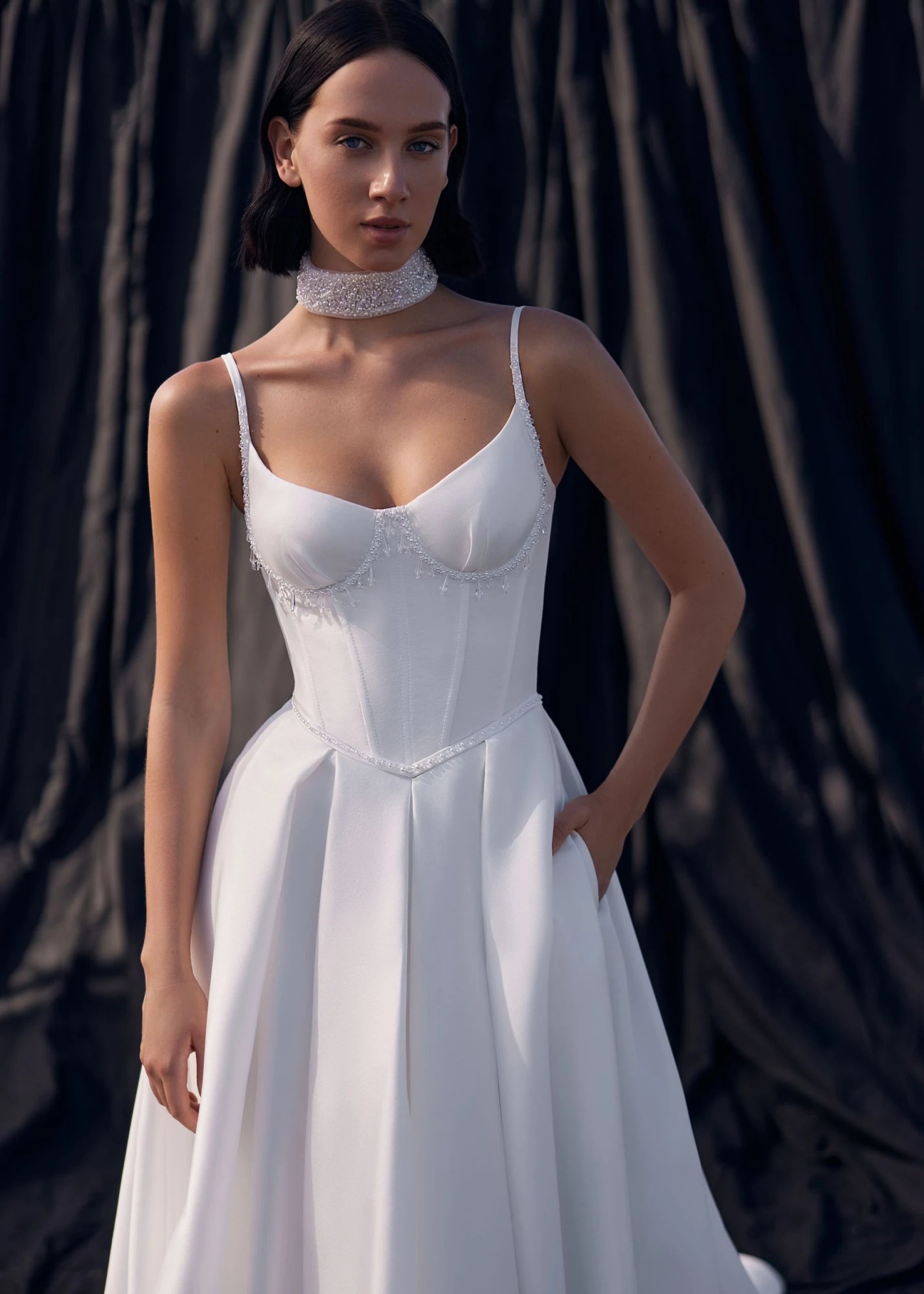 Long - sleeved Victorian - style wedding dressCrystal