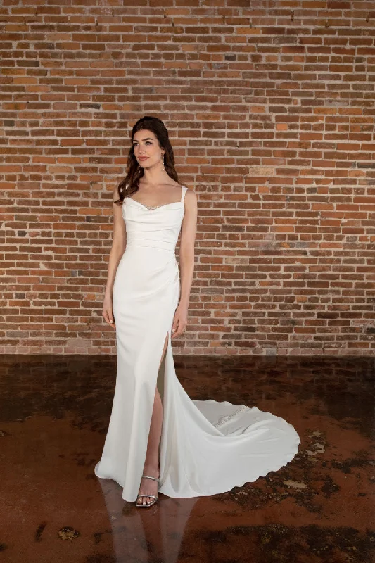 Cape - backed wedding dress for a dramatic entranceD3823