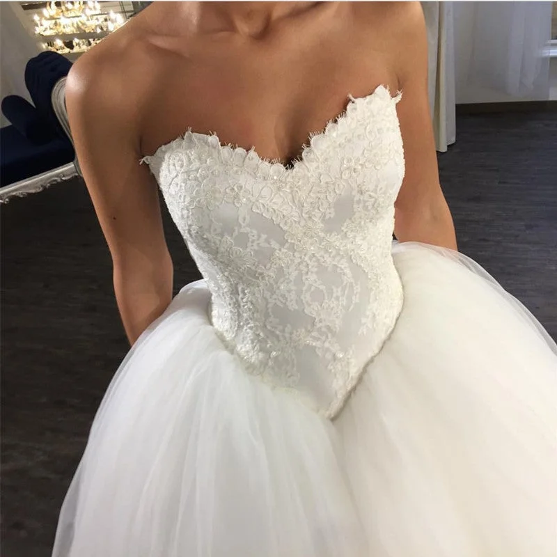 Quilted - fabric wedding dress for a unique textureElegant Lace Appliques V Neck Bodice Corset Tulle Wedding Dresses Ball Gowns Quilted - fabric wedding dress for a unique textureElegant Lace Appliques V Neck Bodice Corset Tulle Wedding Dresses Ball Gowns