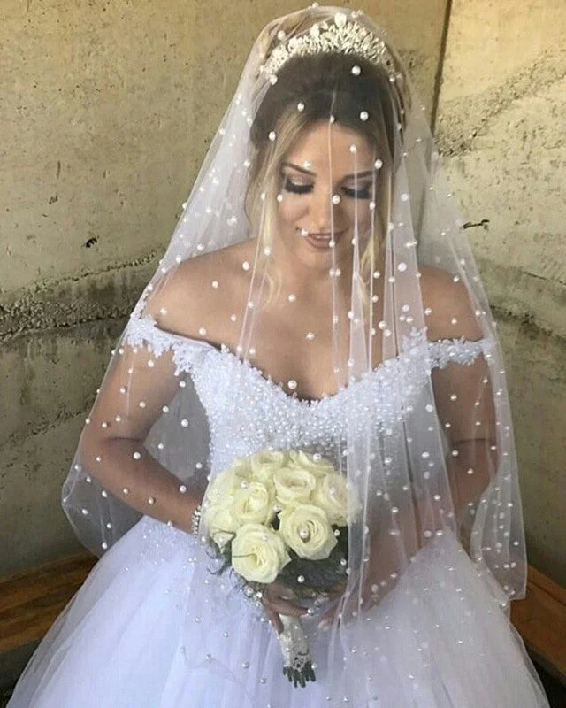 Feather - trimmed wedding dress for a romantic touchElegant Lace Appliques V-neck Tulle Princess Wedding Dresses Pearl Beaded