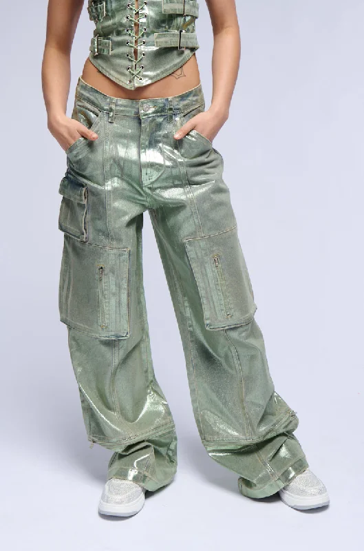 Corduroy skinny pants for women in a modern fitGREEN WITH ENVY METALLIC WIDE LEG CARGO PANT
