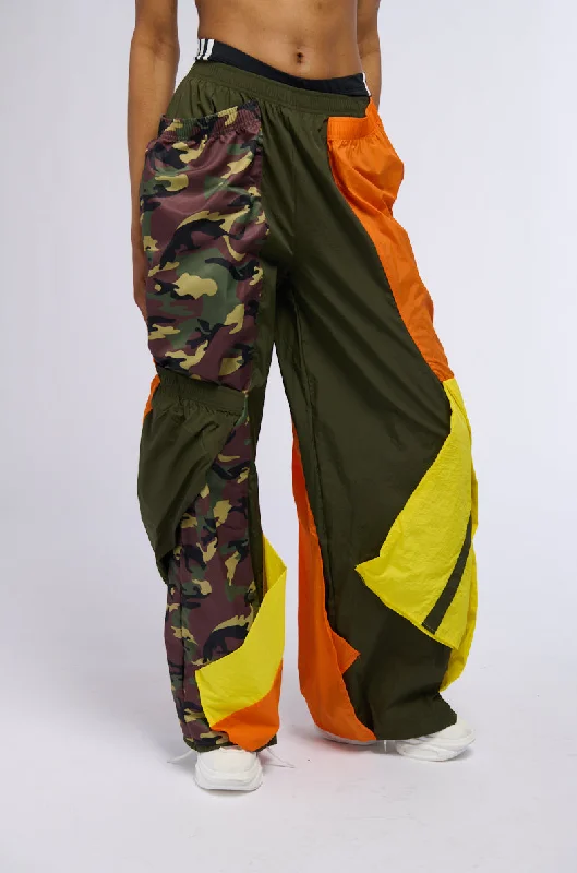 Metallic lame pants for women in a shiny styleISA CAMO AND COLORBLOCK NYLON SWEATPANT Metallic lame pants for women in a shiny styleISA CAMO AND COLORBLOCK NYLON SWEATPANT