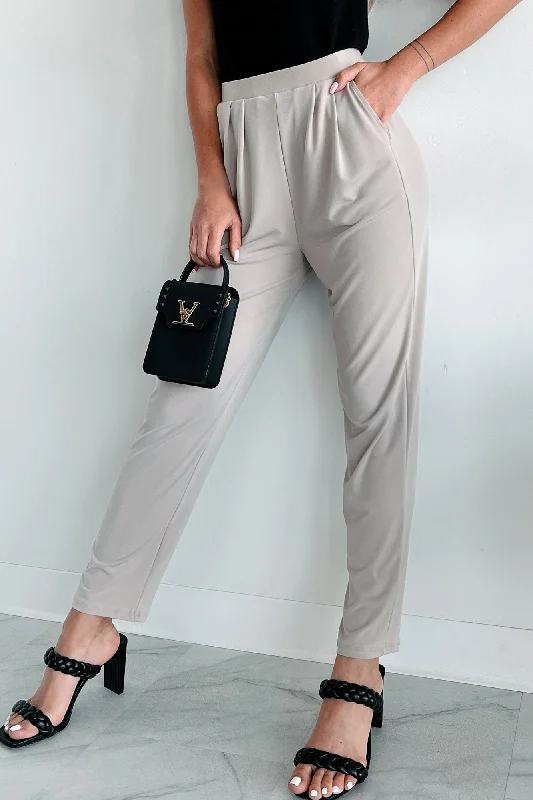 Trousers with decorative buttons for women in a stylish detailLevi Pleated Waist Pants (Ash)