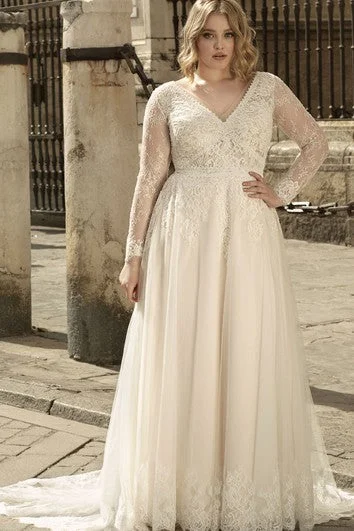 Short - and - sweet tea - length wedding dressSimple V-neck A Line Wedding Dress with Appliques and Train Short - and - sweet tea - length wedding dressSimple V-neck A Line Wedding Dress with Appliques and Train