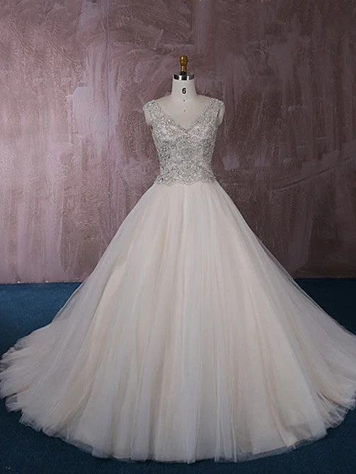 Sheath - style wedding dress with a slitStunning Tulle Ball Gown Wedding Dress with Jeweled Embroideries | QT815006 Sheath - style wedding dress with a slitStunning Tulle Ball Gown Wedding Dress with Jeweled Embroideries | QT815006
