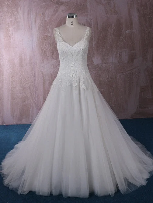 Button - down front wedding dress for a classic touchSweetheart Lace Ball Gown Wedding Dress with Lace Straps | QT85251 Button - down front wedding dress for a classic touchSweetheart Lace Ball Gown Wedding Dress with Lace Straps | QT85251