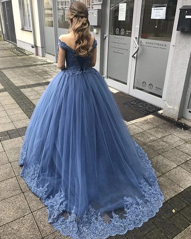 Lace - up back wedding dress for a customizable fitTulle Ball Gown Lace Appliques Prom Dresses Spaghetti Straps