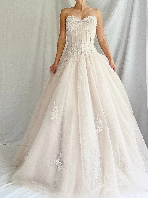 Off - the - shoulder ball gown wedding dress00s Dusty Mauve Tulle Bustier Gown - XS/2 Off - the - shoulder ball gown wedding dress00s Dusty Mauve Tulle Bustier Gown - XS/2