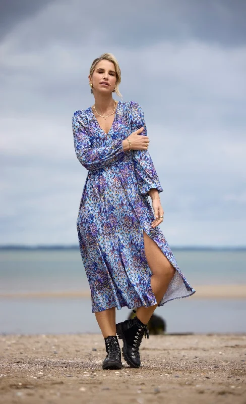 Dresses with Satin Trimmed Collar and Bow Back and Embroidered Skirt for Ladies' Classic and Glamorous LookPeacock Print Midaxi Dress by Vogue Williams Dresses with Satin Trimmed Collar and Bow Back and Embroidered Skirt for Ladies' Classic and Glamorous LookPeacock Print Midaxi Dress by Vogue Williams